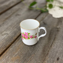 Load image into Gallery viewer, Native apothicaire accessoire Tasse rose Sadler Wellington England Collection des mugs individuels
